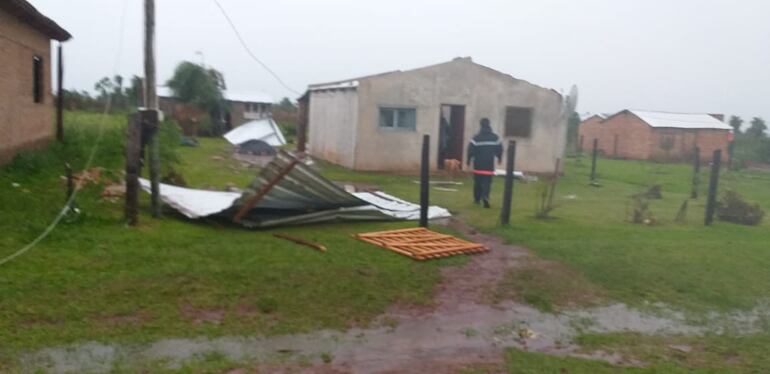 La tormenta destechó varias casas en la ciudad de San Ignacio, Misiones.