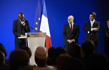 lassana-bathily-considerado-heroe-tras-ayudar-a-varias-personas-a-salvarse-durante-un-atentado-en-paris-recibio-la-nacionalidad-francesa--161103000000-1286125.JPG
