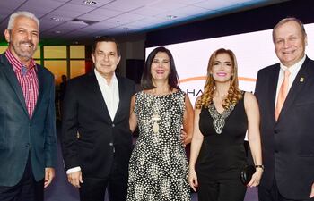 juan-jose-zapag-victor-gonzalez-acosta-maggie-mersan-de-gonzalez-male-caballero-de-ferreiro-y-el-intendente-de-asuncion-mario-ferreiro--202358000000-1652428.jpg