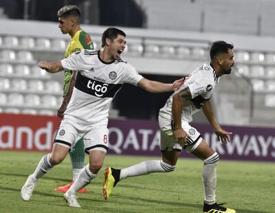 Carlos Rolón corre para festejar su gol que abrió el camino del triunfo franjeado. Lo grita también Rodrigo Rojas.