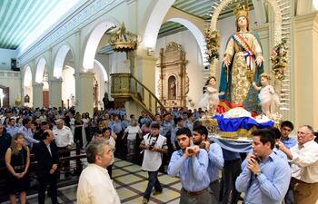 mucha-gente-asistio-anoche-a-la-catedral-metropolitana-en-el-inicio-de-los-festejos-a-la-patrona-del-paraguay-los-jovenes-trajeron-en-procesion-la-im-232010000000-1362513.jpg