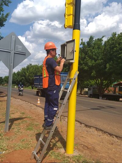 Reparan semáfoto en Horqueta.