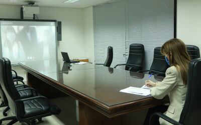 La ministra  Carla Bacigalupo se reunió en videoconferencia con líderes  de la Federación de Peluqueros del Paraguay.