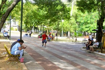 Se anunció la clausura de plazas, pero ayer había gente en la Plaza Uruguaya. Médicos recomiendan tomar distancia.