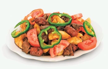 tambien-llamado-pique-a-lo-macho-es-un-plato-creado-en-cochabamba-que-se-ha-hecho-muy-popular-en-toda-bolivia-se-llama-asi-porque-es-extremadame-215357000000-1366667.jpg