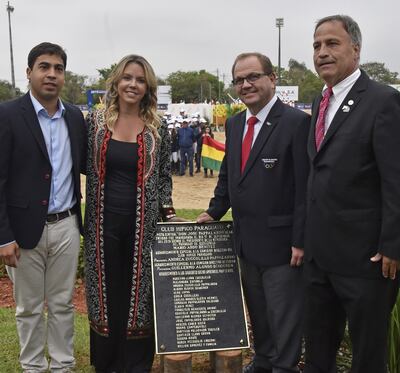 Descubrimiento de la plaqueta que sirvió de inauguración de la moderna pista central que lleva el nombre de José Pappalardo.