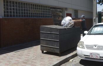 tacho-de-basura-de-un-super-la-intendencia-debera-optar-por-seguir-prestando-el-servicio-o-concesionarlo--193712000000-1532585.jpg