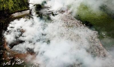 La humareda en torno al vertedero municipal de Villarrica como consecuencia del incendio que se originó  hace cinco días.