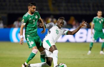 riyad-mahrez-i-y-sadio-mane-disputando-el-balon-afp-221104000000-1846663.jpg