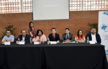 la-ministra-de-la-ninez-y-la-adolescencia-teresa-martinez-c-junto-con-representantes-de-organismos-nacionales-e-internacionales-que-trabajan-en-fa-201923000000-1779186.jpg