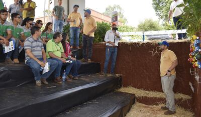 La calicata (demostración práctica del perfil del suelo) fue una de las actividades muy seguidas por los asistentes a la Agrodinámica 2019 realizada por Dekalpar.