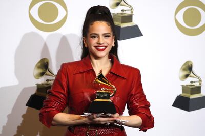 Rosalia posa con el premio Grammy al mejor "Albúm Latino de Rock, Urbano o Alternativo".