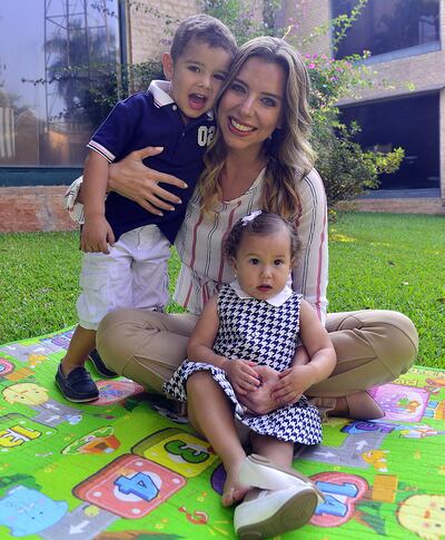 Paulina Delgado con sus hijos Jan Patrick y Mariana Delmás.