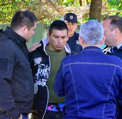 Néstor Damián Díaz (c) es interrogado por los efectivos de la Policía y agentes fiscales.