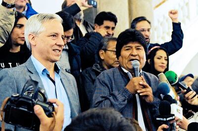 El presidente de Bolivia y candidato a la reelección, Evo Morales (d) junto a su vicepresidente y de nuevo compañero de fórmula, Álvaro García.