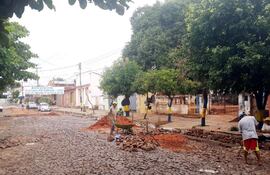 obreros-contratados-por-la-municipalidad-rellenan-con-arena-gorda-los-enormes-baches-de-la-calle-capitan-insfran-en-el-tercer-barrio--213701000000-1055164.jpg