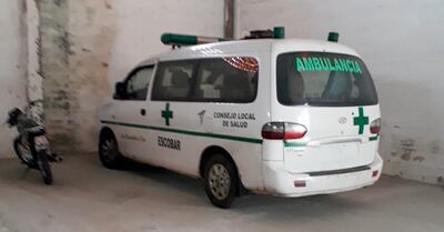 La ambulancia adquirida por el Consejo Local de Salud (CLS) de Escobar está   desde hace un año en un taller del distrito  Paraguarí a la espera de su reparación.