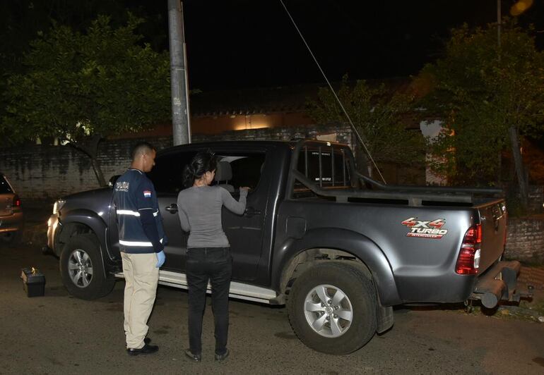 La víctima junto al vehículo robado.