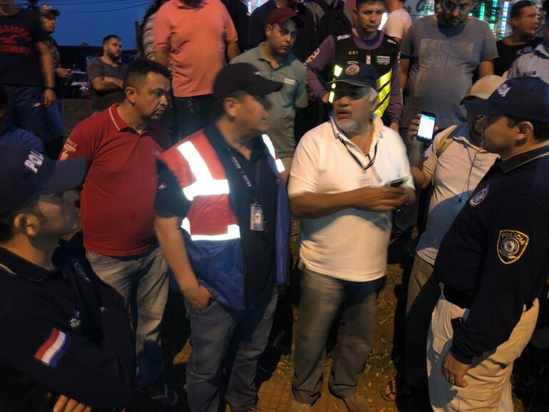Paseros se movilizan en ciudad del Este y retienen camiones que acusan de "contrabando".