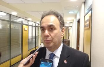 El senador colorado Juan Darío Monges durante la entrevista que brindó a los medios de prensa este lunes.