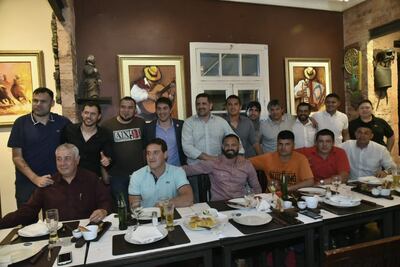 Cena de los componentes del plantel de plata de las Olimpiadas de Atenas 2004.