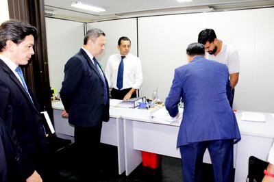 El presidente de la Junta, Humberto Blasco (2° desde la izq.), presentó junto a una comitiva su descargo a la Contraloría General de la República. Comentaron que la administración paralela existe desde 1973 y alegan que la misma es legal.