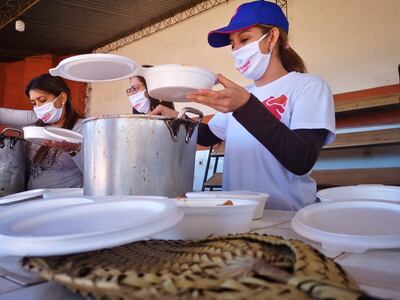 Voluntarios preparan raciones de alimento en Piribebuy.