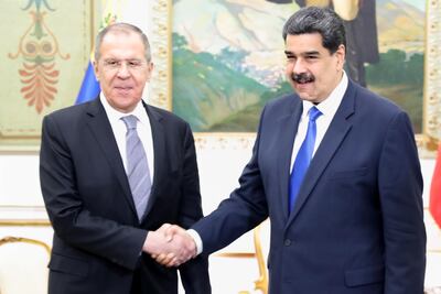 El presidente de Venezuela, Nicolás Maduro, recibe al ministro de Asuntos Exteriores, Serguéi Lavrov, este viernes, en el Palacio de Miraflores, en Caracas.