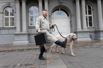 Un hombre pasea a su perro en Brno,  República Checa.