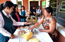 los-productos-agricolas-y-fruticolas-que-se-producen-en-la-escuela-fueron-vendidos-durante-la-feria-estudiantil--205558000000-620495.jpg