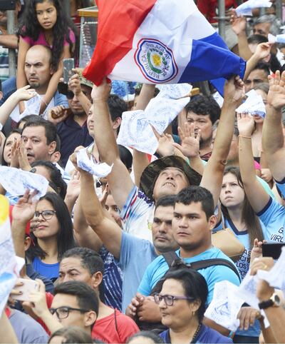 Los fieles saludan a la imagen de la Virgen con pañuelos y la tricolor. Fue ayer en el momento de la procesión inicial de la misa.