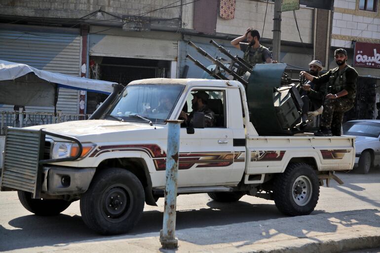 Combatientes sirios apoyados por Turquía en una camioneta armada en Tal Abyad.