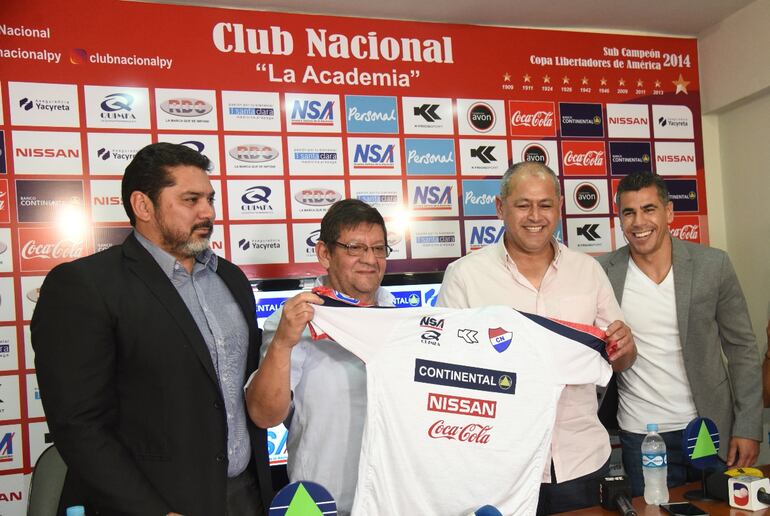 Francisco Arce, en su primer contacto con la casaca alba, junto a Juan C. Galeano, Douglas Martínez y Carlos Bonet.