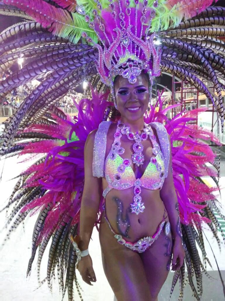 Tatiana Samaniego, reina del Club Universal, en el carnaval encarnaceno.