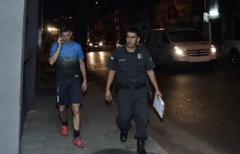 Édgar Peralta (con ropa deportiva) llegando a sede de Investigaciones para realizarse las pruebas para determinar si efectivamente disparó su arma.