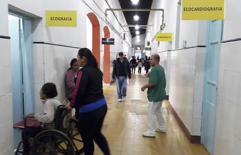en-uno-de-los-pasillos-del-ineram-se-ve-la-gran-cantidad-de-personas-que-asisten-al-citado-centro-especializado-la-urgencia-esta-colapsada-desde-hac-202303000000-1469278.jpg