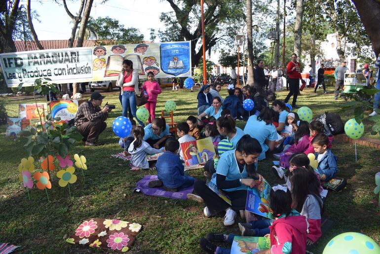 Los niños disfrutaron de cuentos y otras actividades bajo los árboles.