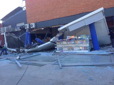 Un sector de la sede de la librería El Lector sobre la avenida San Martín se desplomó ayer por la tarde.