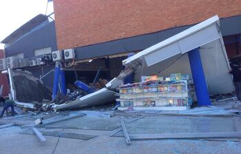 Un sector de la sede de la librería El Lector sobre la avenida San Martín se desplomó ayer por la tarde.