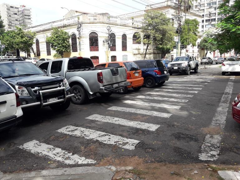 Los cuidacoches siguen dominando los espacios públicos ubicados de estacionamiento ubicados frente a la Comandancia de la Policía.