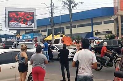 Tras la denuncia, los primeros agentes de la comisaría jurisdiccional, ubicada a tres cuadras, llegan al lugar.