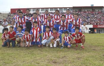 integrantes-del-equipo-de-la-liga-ovetense-que-tiene-como-entrenador-a-juan-antonio-vera-sigue-en-la-pelea-por-un-lugar-en-el-torneo-de-la-division-203548000000-1153377.jpg