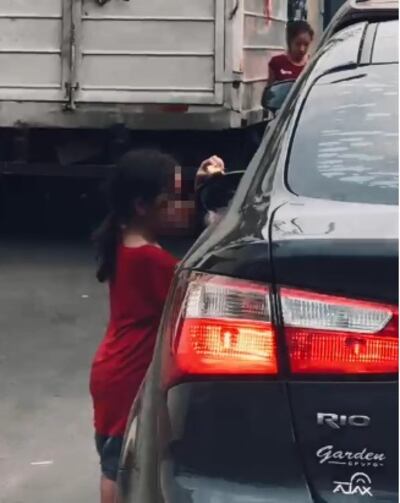 Niños explotados en los semáforos.