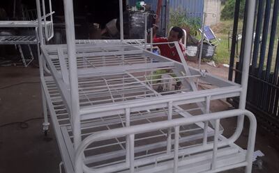 Estas son algunas de las 40 camas que se están fabricando para entregar al hospital del Bº Obrero por filántropos anónimos.
