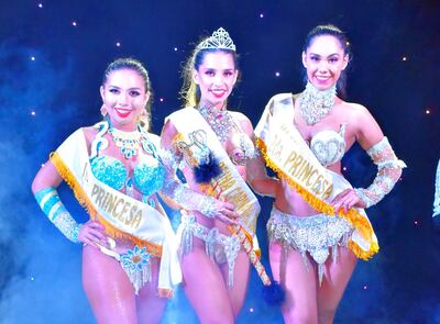 La nueva Reina del Carnaval, Laura Barrios (c), junto a las princesas Karen Recalde (i) y Ana Valeria García (d).
