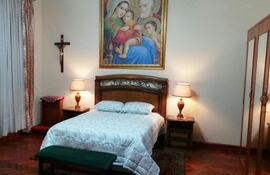 el-dormitorio-que-utilizo-el-papa-francisco-la-cama-fue-comprada-de-los-alrededores-del-mercado-4-al-costado-izquierdo-esta-el-reclinatorio-para-rez-213714000000-1475148.jpg