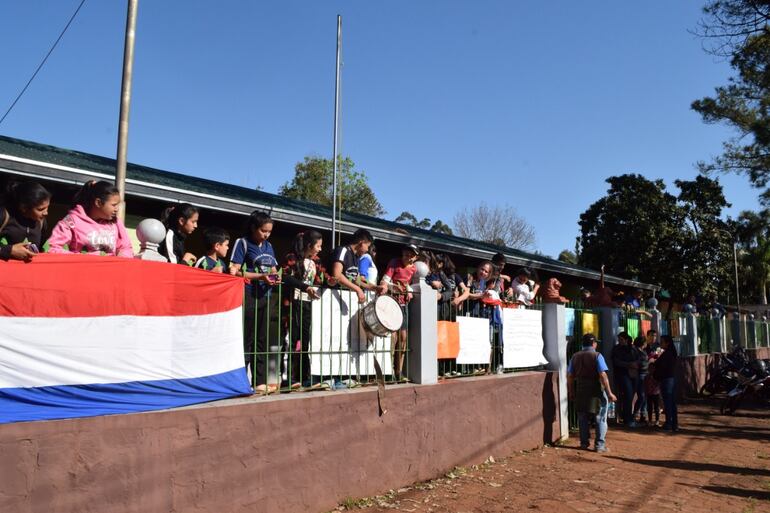 La escuela fue tomada por alumnos, docentes y padres, ayer martes.