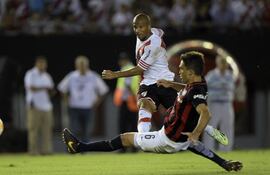 river-saco-ventaja-en-la-ida-con-el-derechazo-de-carlos-sanchez--94122000000-1294464.JPG