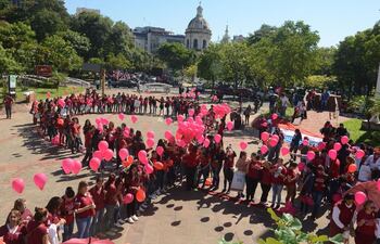 miembros-de-la-asociacion-de-obstetras-formaron-el-lazo-que-les-simboliza-en-el-marco-de-la-campana-nacional-ceromuertesevitables-fue-ayer-en-la-pl-200432000000-1325473.jpg