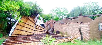 El techo de esta vivienda se desprendió totalmente por efectos del fuerte viento.